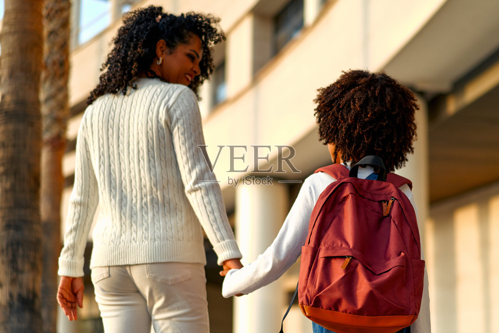 街上的学生照片摄影图片