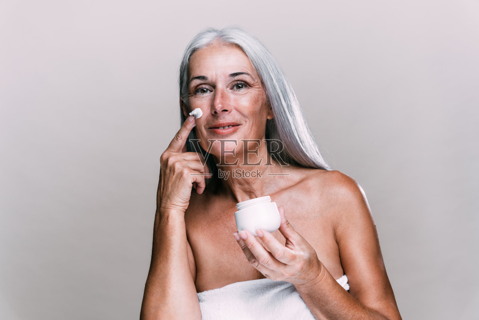 美丽的女子在一个美丽的照片会议上摆姿势。照片摄影图片