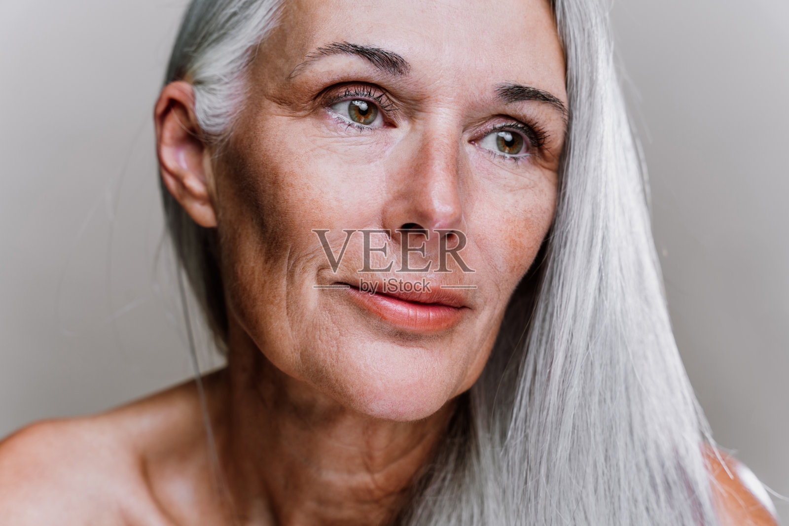 美丽的高级女子在一个美丽的照片会议上摆姿势。照片摄影图片