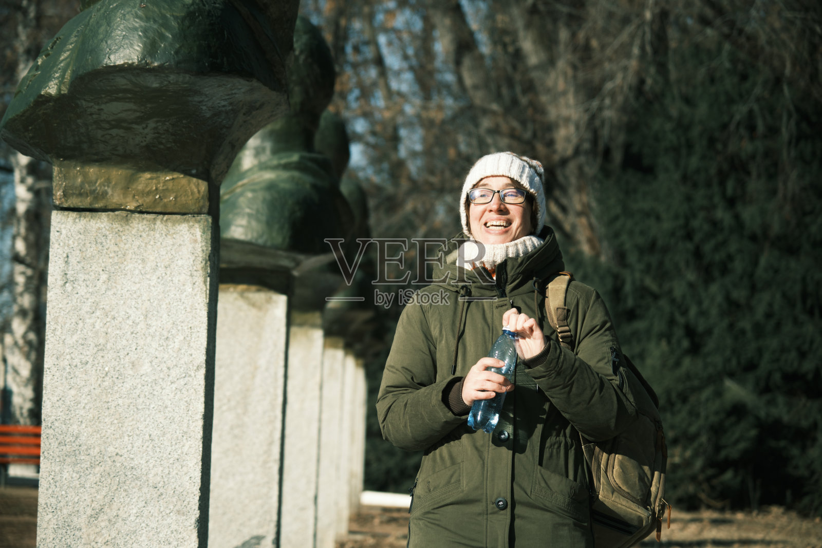 女子在冬季公园里喝水照片摄影图片