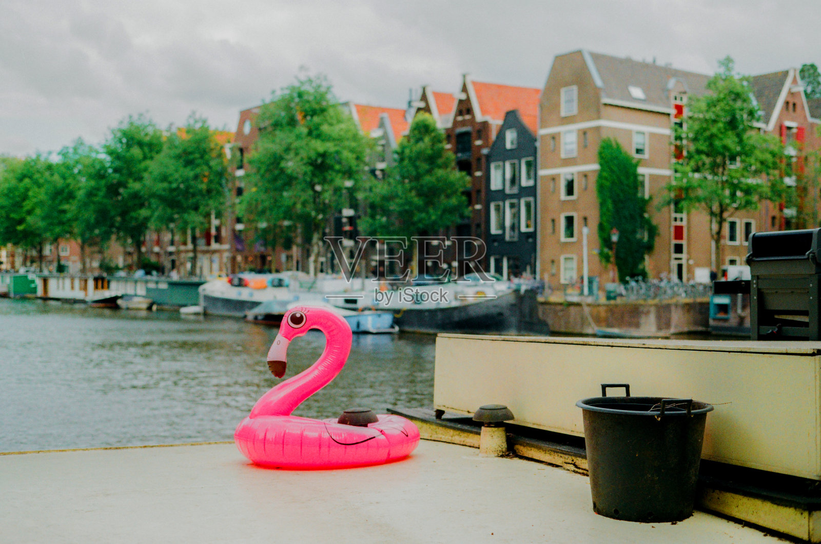 莱顿运河背景上的充气火烈鸟照片摄影图片