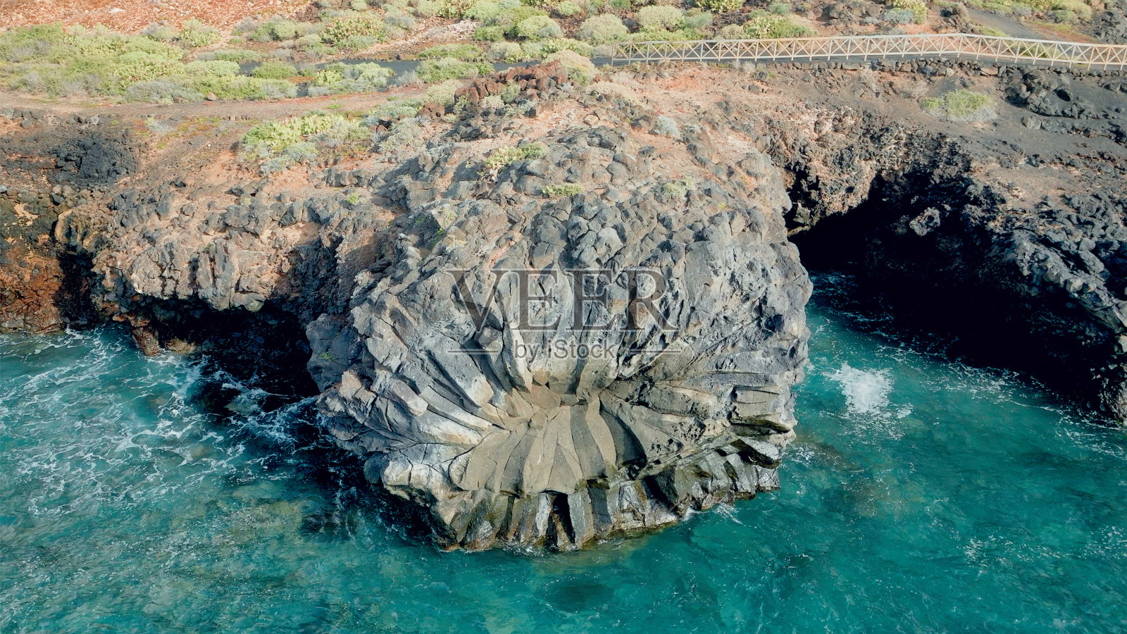 鸟瞰图的火山岩形成称为“罗塞塔”在海岸,特内里费岛,加那利群岛照片摄影图片