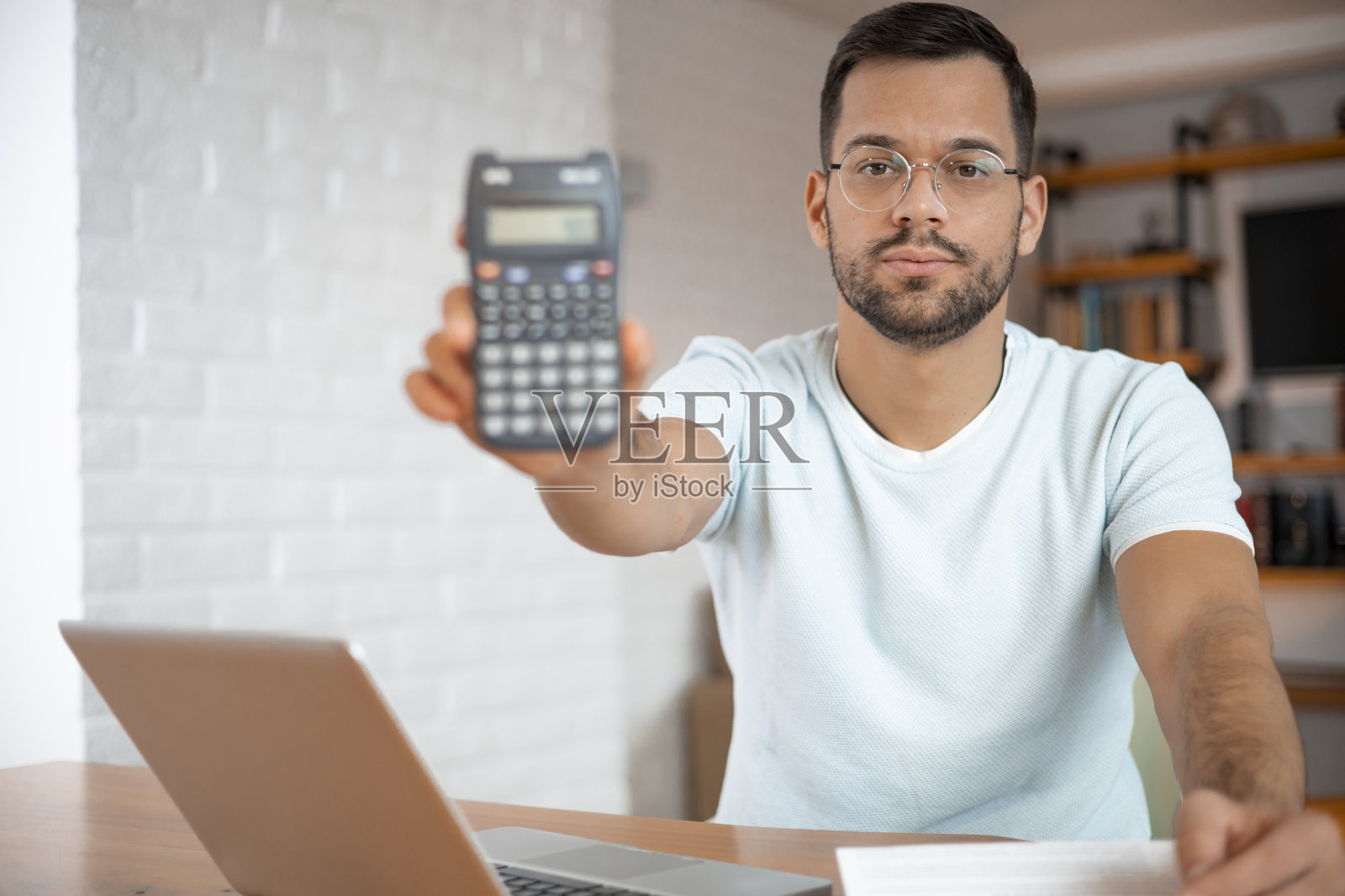 年轻人付账单照片摄影图片