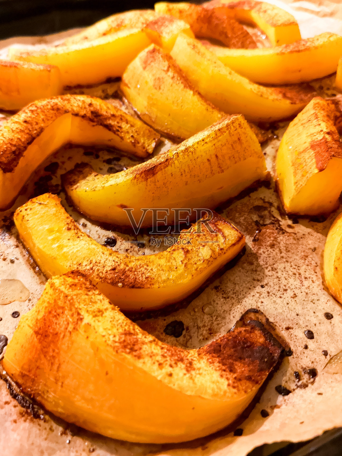 烤盘里装满了撒上香料的南瓜片照片摄影图片