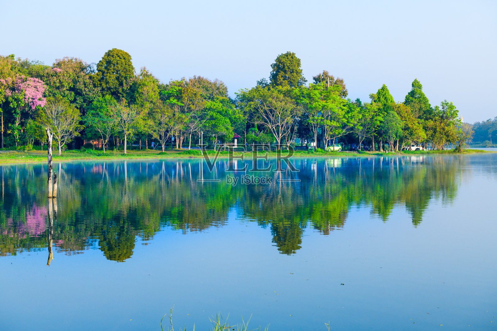 清晨的Huay Tueng Thao湖,湖提供了美丽的风景,新鲜的空气和蒸汽从表面上升照片摄影图片