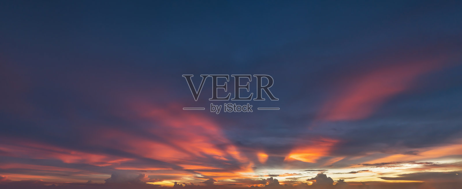 日落戏剧性的天空上的山形状照片摄影图片