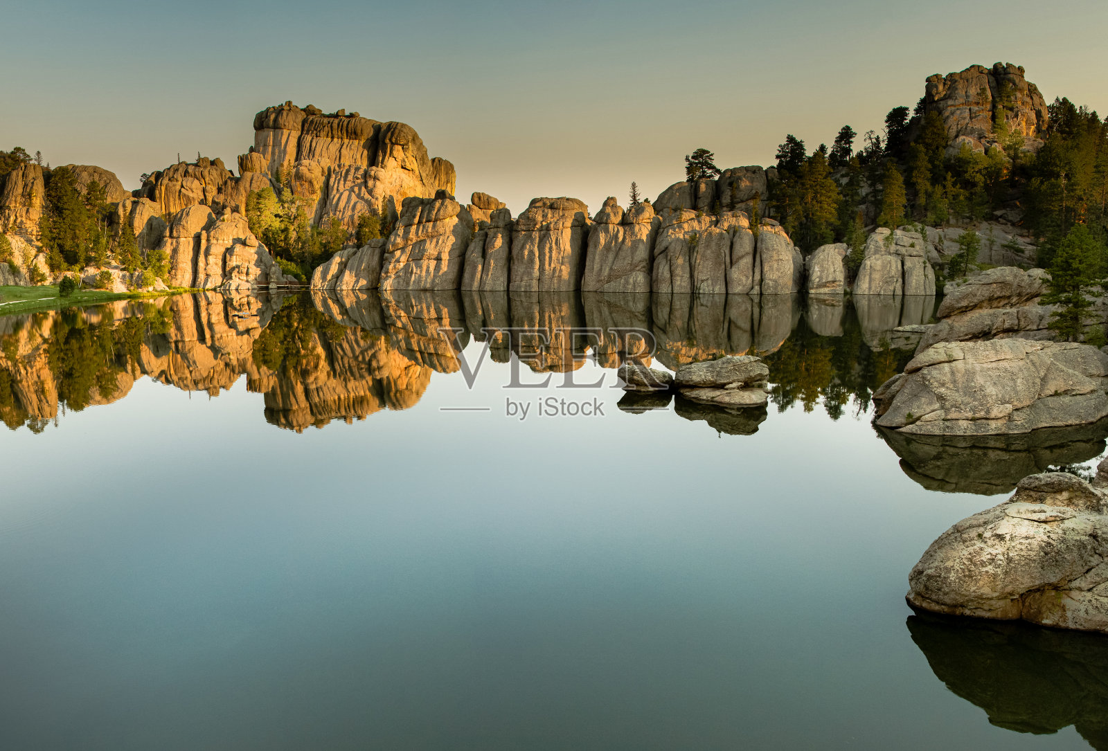 南达科他州的森林湖日出反射照片摄影图片