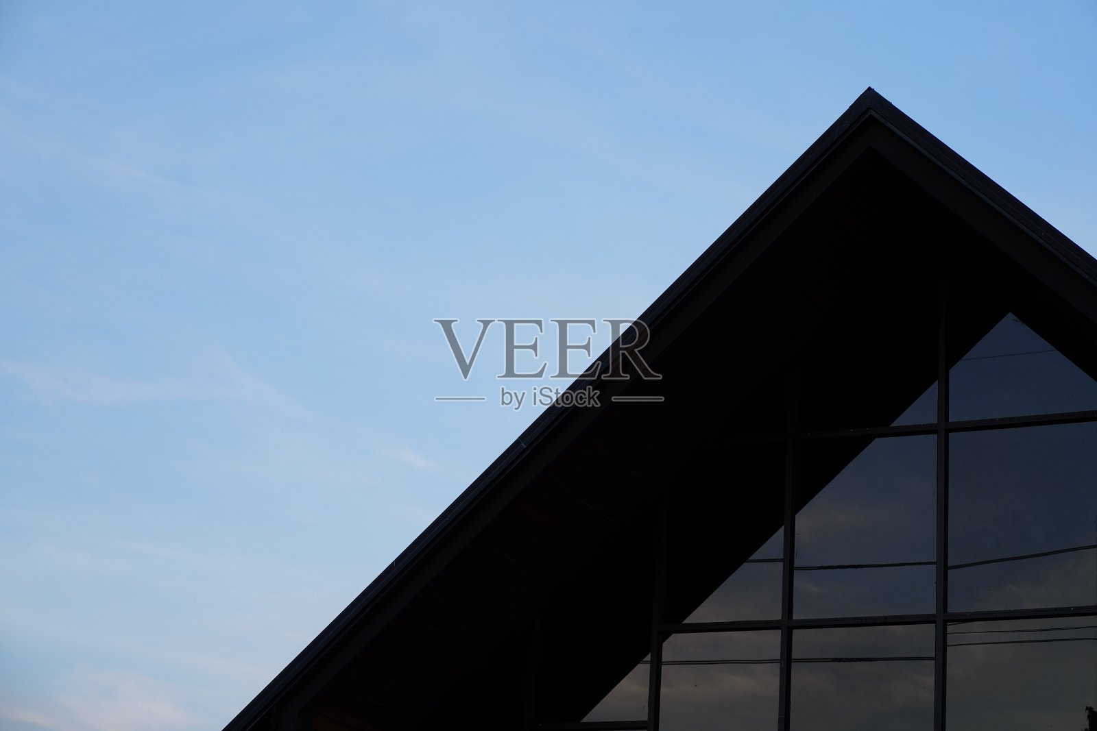 屋顶在上面。照片摄影图片