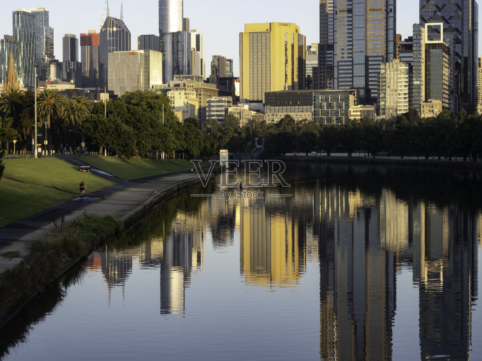 河流边的城市天际线照片摄影图片