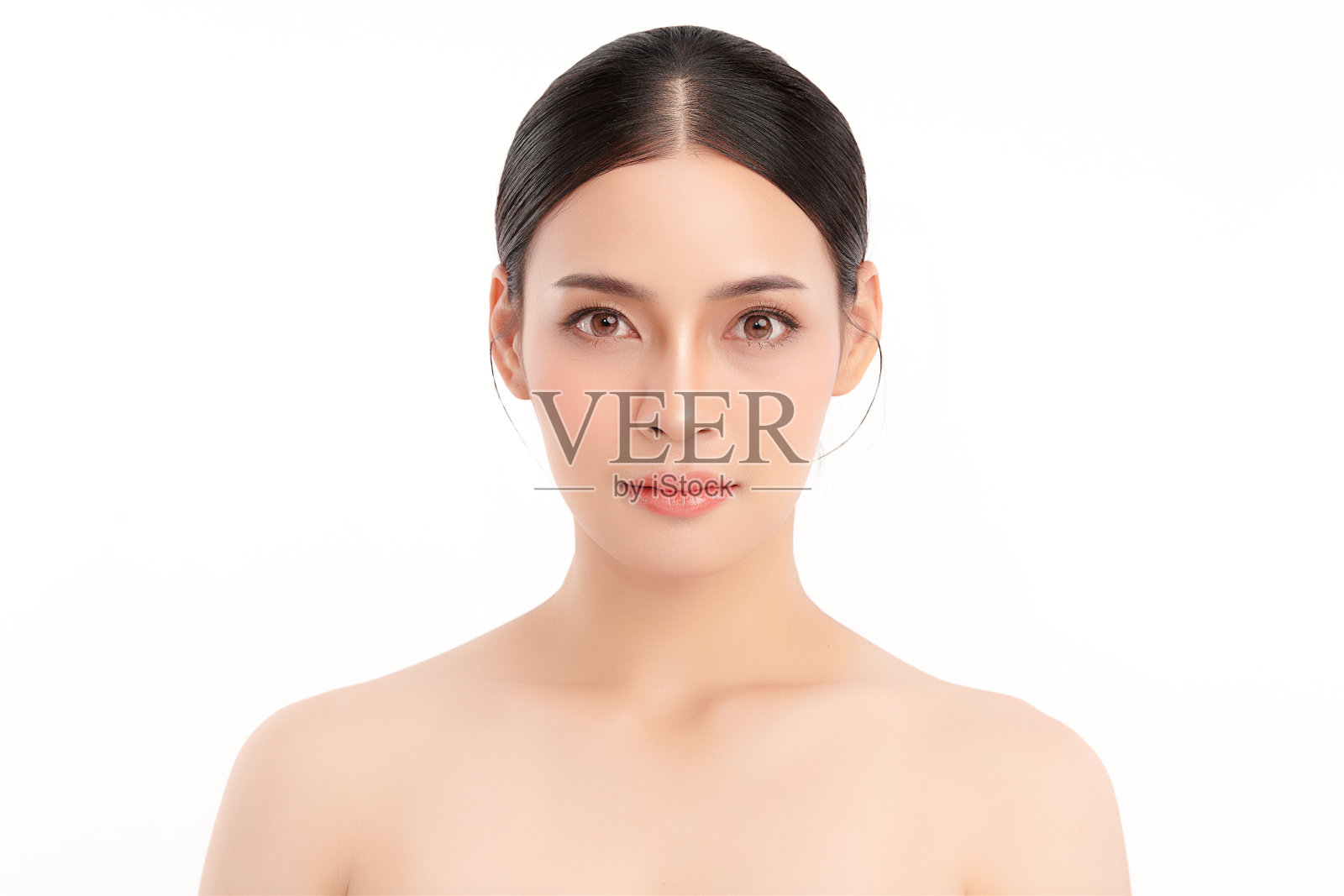 美丽年轻的亚洲女性与清洁新鲜的皮肤在白色的背景,面部护理,面部治疗,美容,美容和水疗,亚洲女性肖像。照片摄影图片