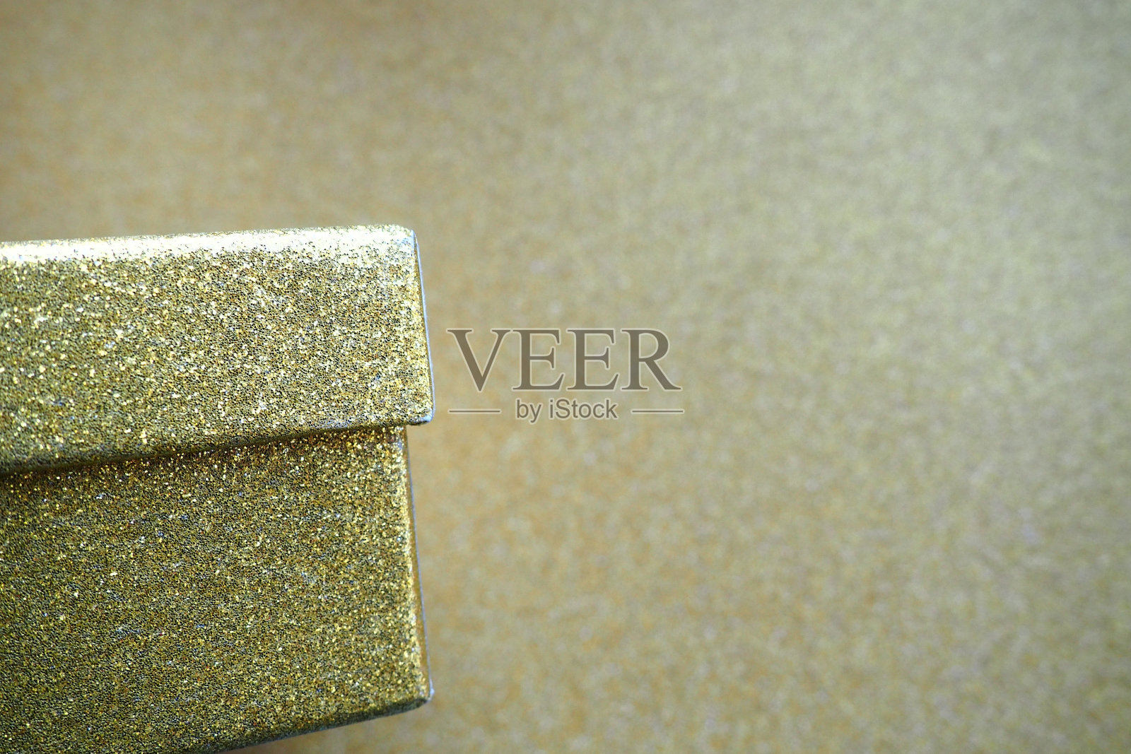 金色背景的金色礼盒。装饰性惊喜盒。本空间照片摄影图片