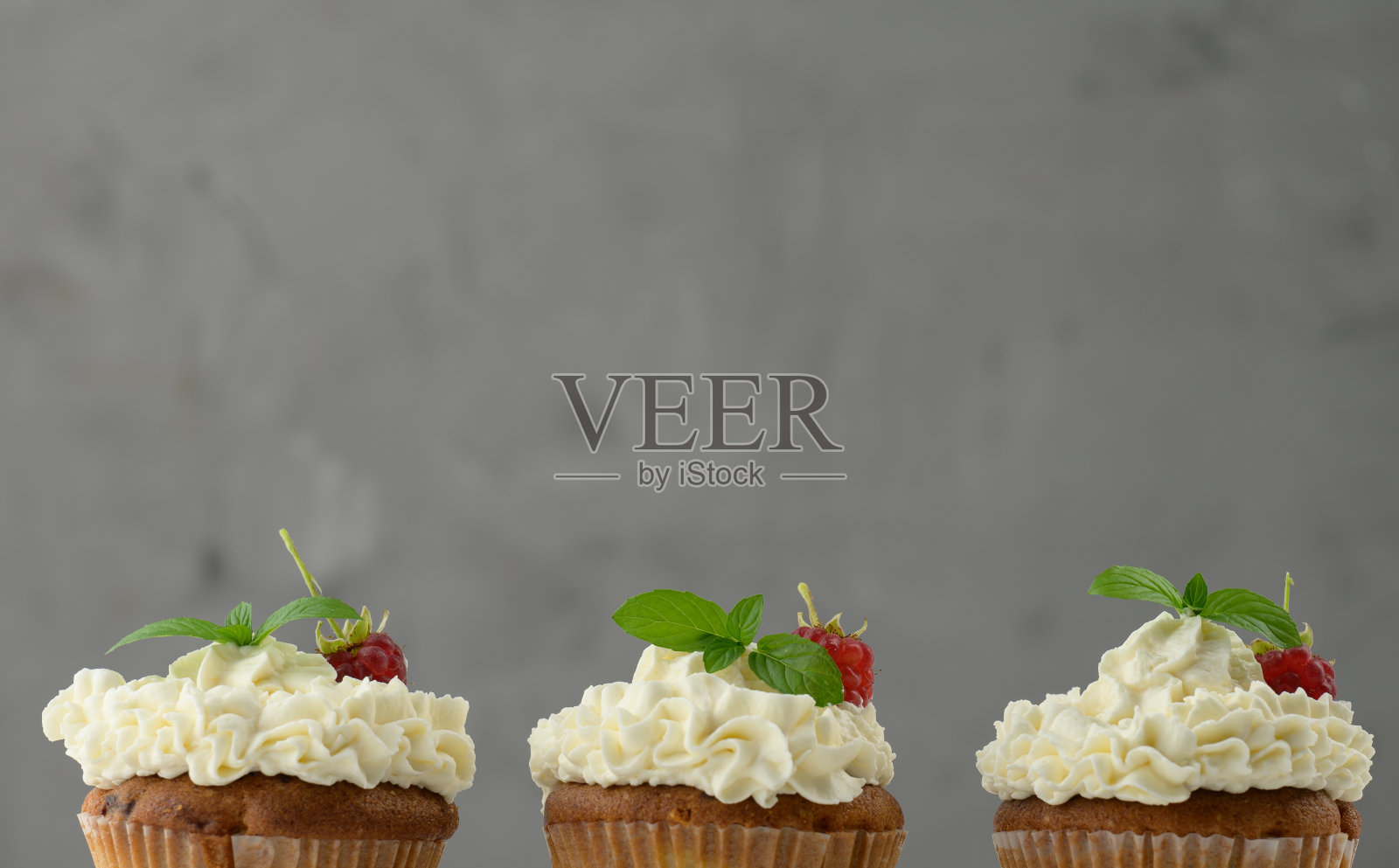烤好的纸杯蛋糕配上白奶油,美味的甜点照片摄影图片
