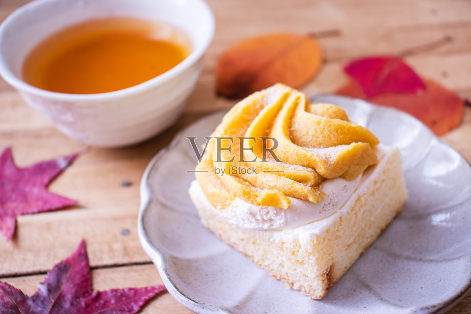 秋叶和玛龙蛋糕。照片摄影图片