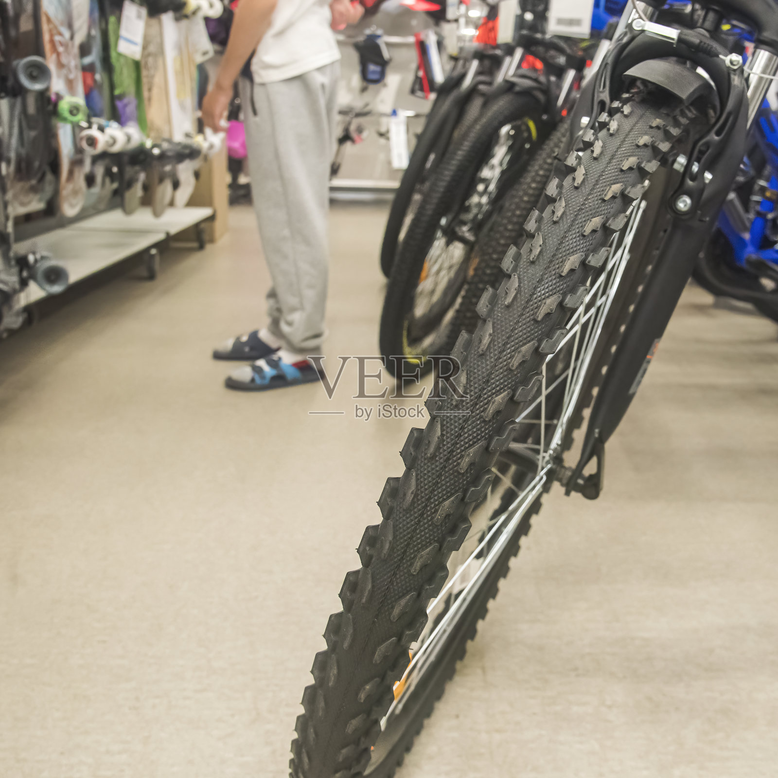 在现代自行车运动店的店内,有一排排新型自行车、自行车运动店照片摄影图片