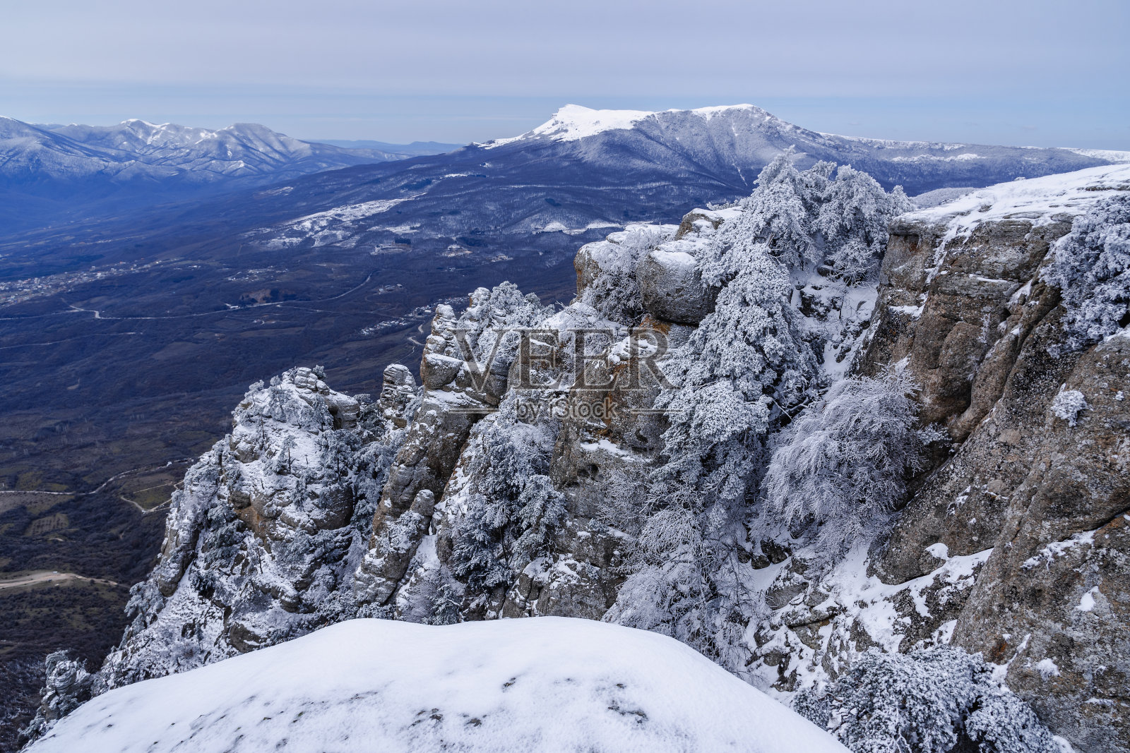 春天暴风雪过后,南德默芝山上的岩石被大雪覆盖。还有Chatyr-Dag的景色。克里米亚照片摄影图片