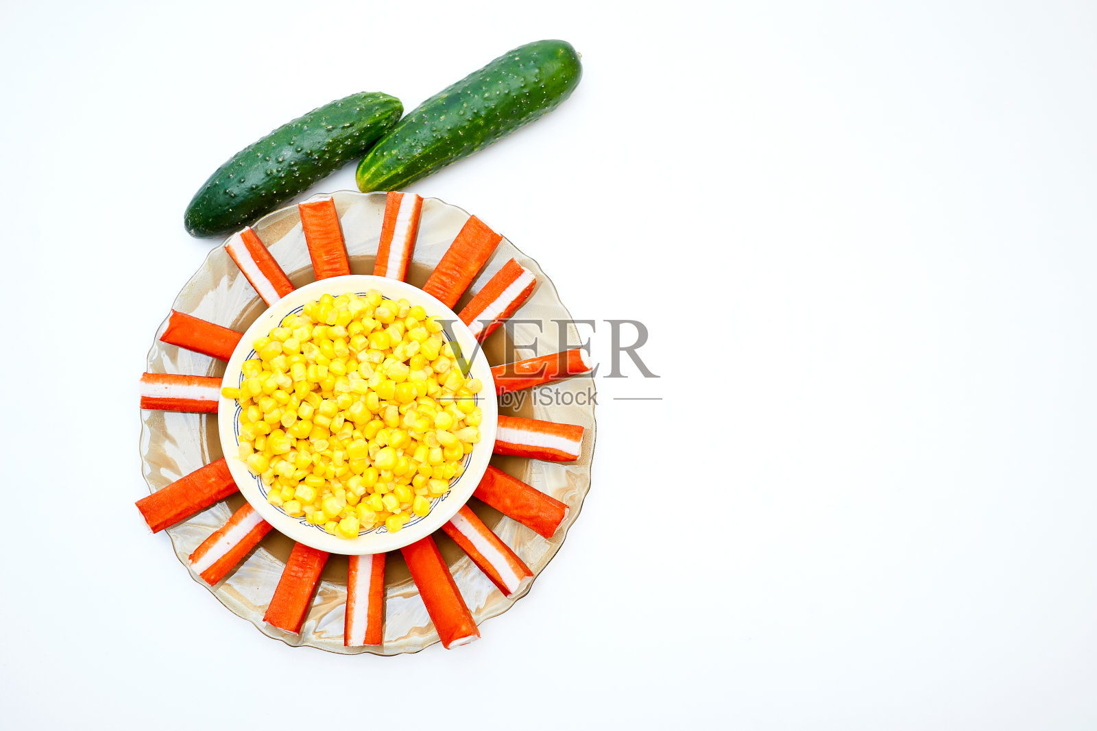 一套美味健康的沙拉。黄瓜,玉米,蟹条照片摄影图片