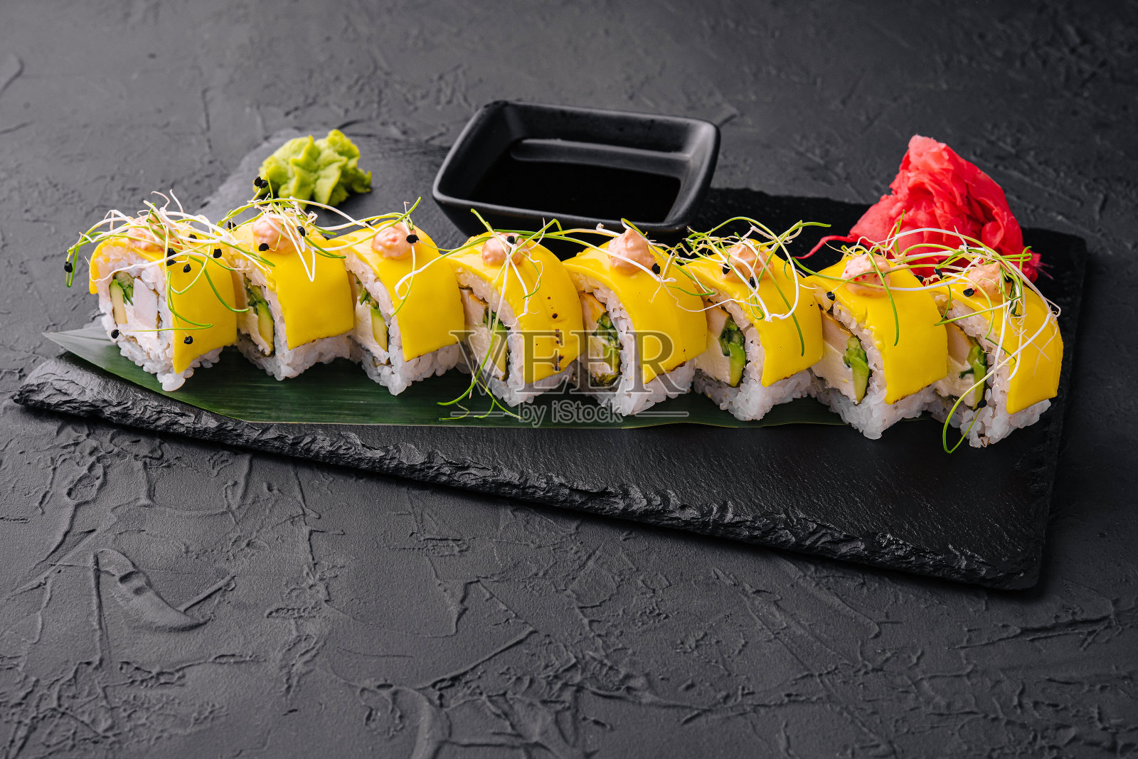 素食黄色寿司卷在石头上照片摄影图片