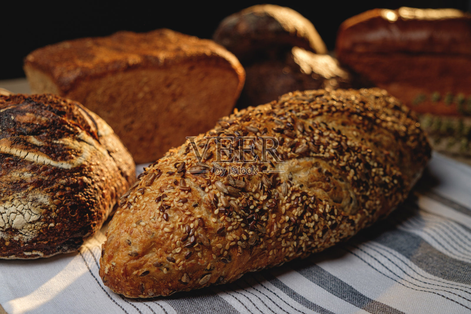 杂粮酵母面包,背景是其他工艺面包照片摄影图片