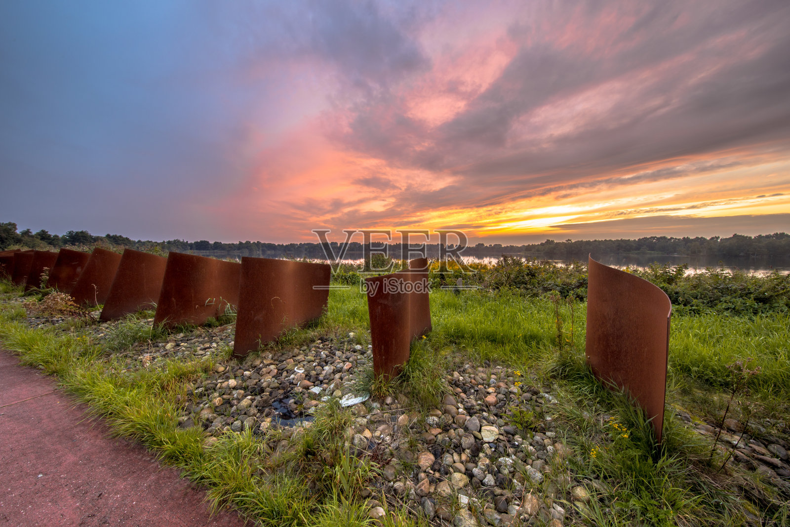 自然景观中的生锈金属物体照片摄影图片
