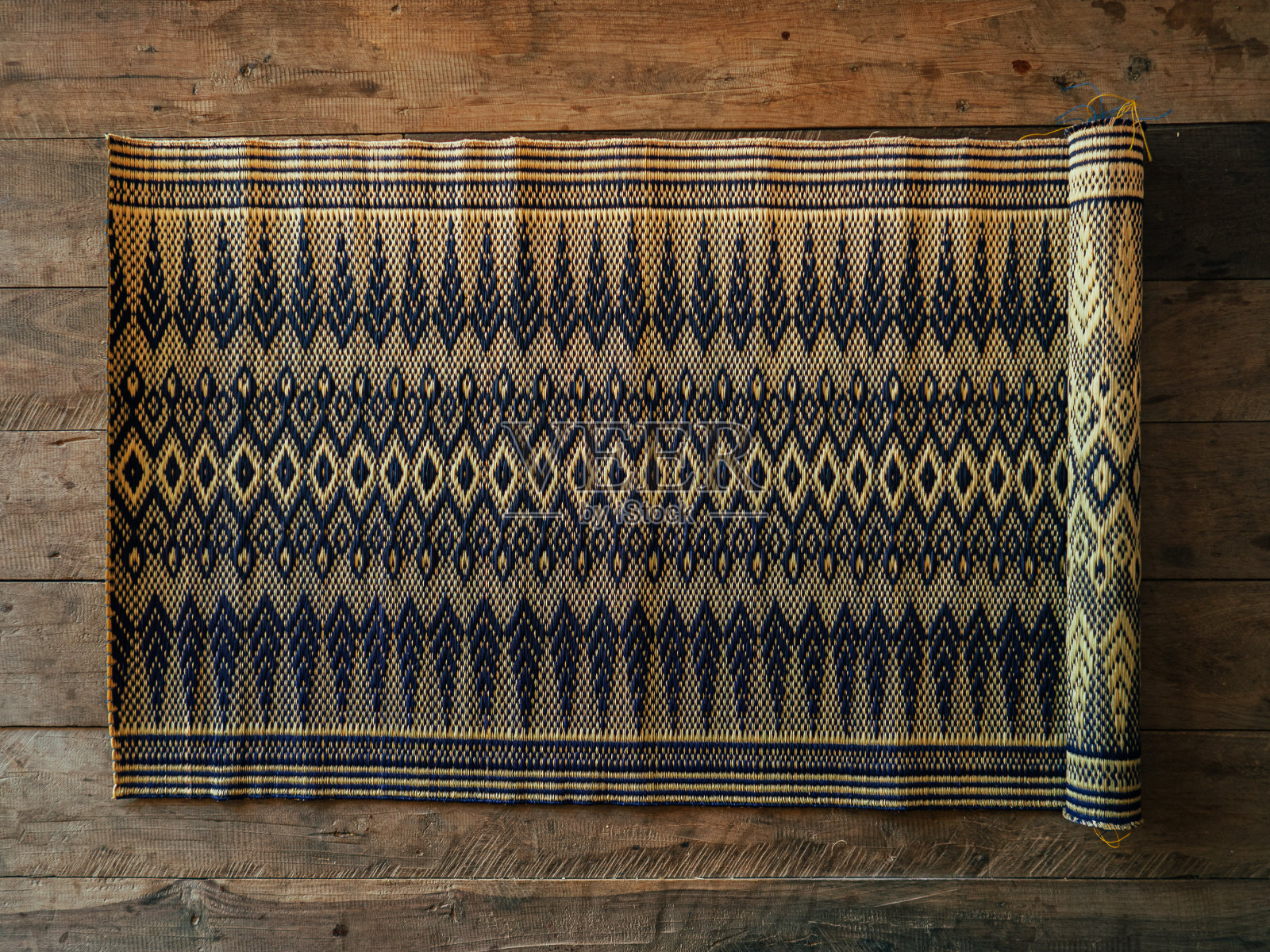 芦苇席,民间智慧农村地区处理当地植物结合美丽的泰国Kanok图案与独特的颜色准备在房子里使用螃蟹坐和做各种活动。照片摄影图片