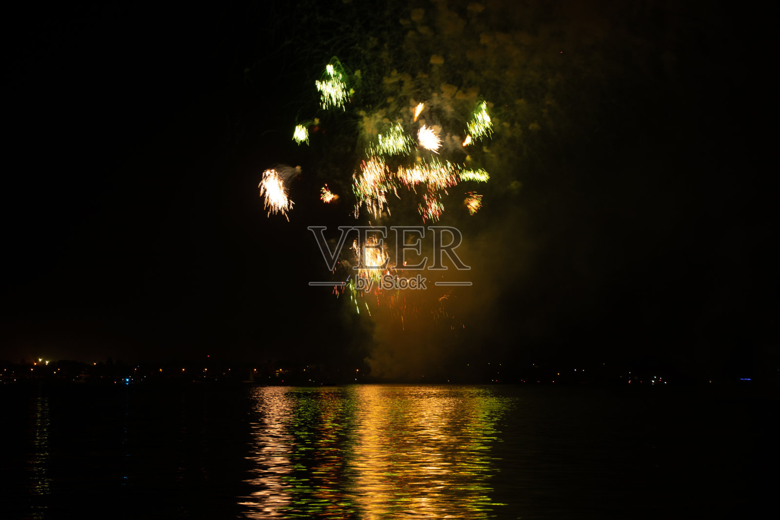 2020年9月12日晚上,乌克兰第聂伯罗市的烟花照片摄影图片