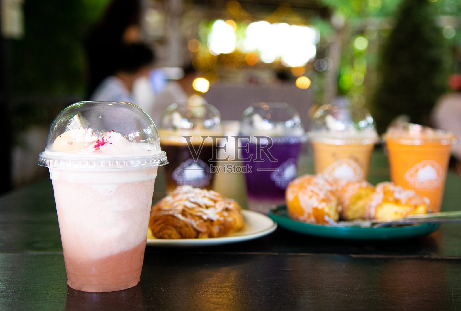 咖啡店里的饮料和面包背景模糊照片摄影图片