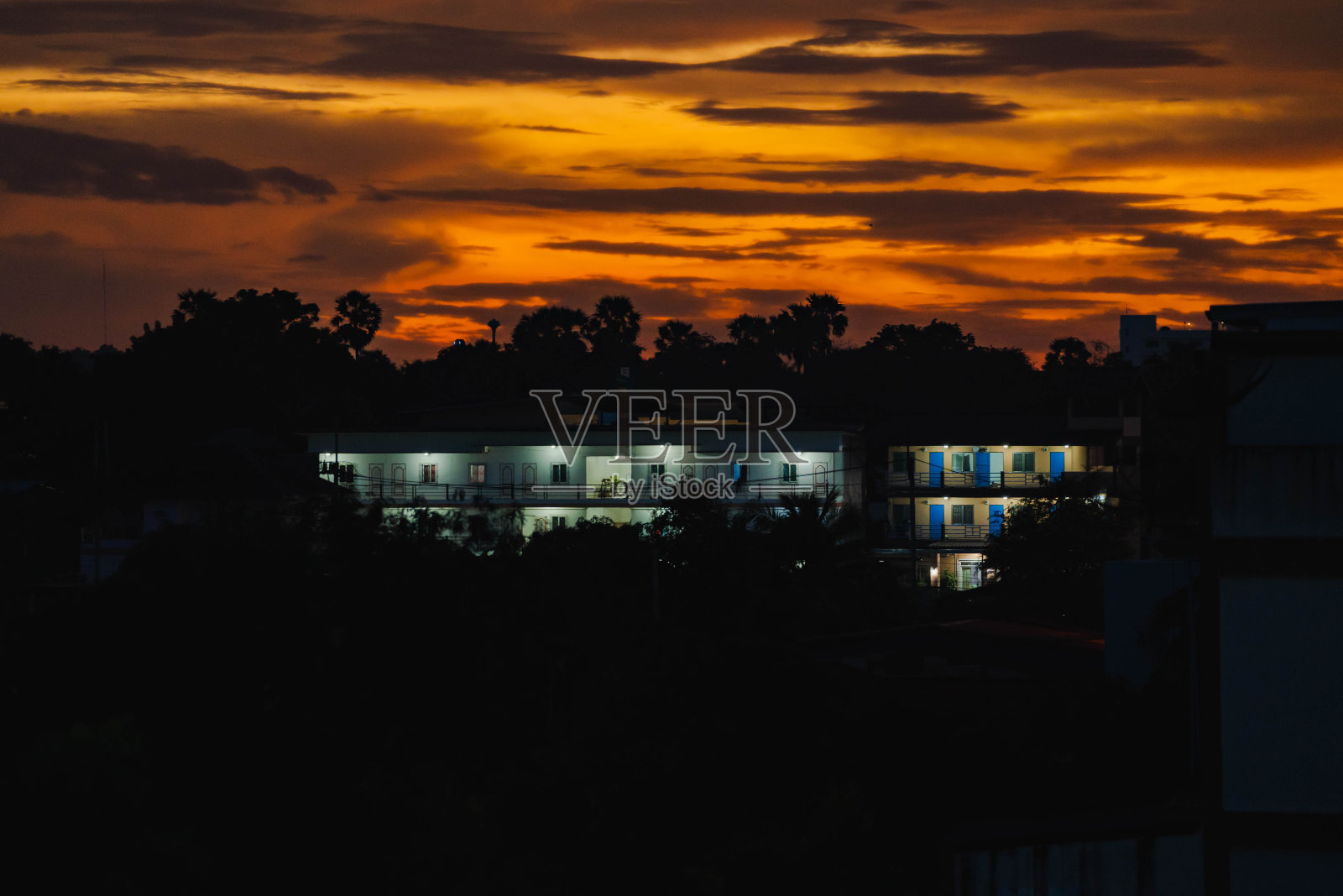 日落时分的天空照片。照片摄影图片