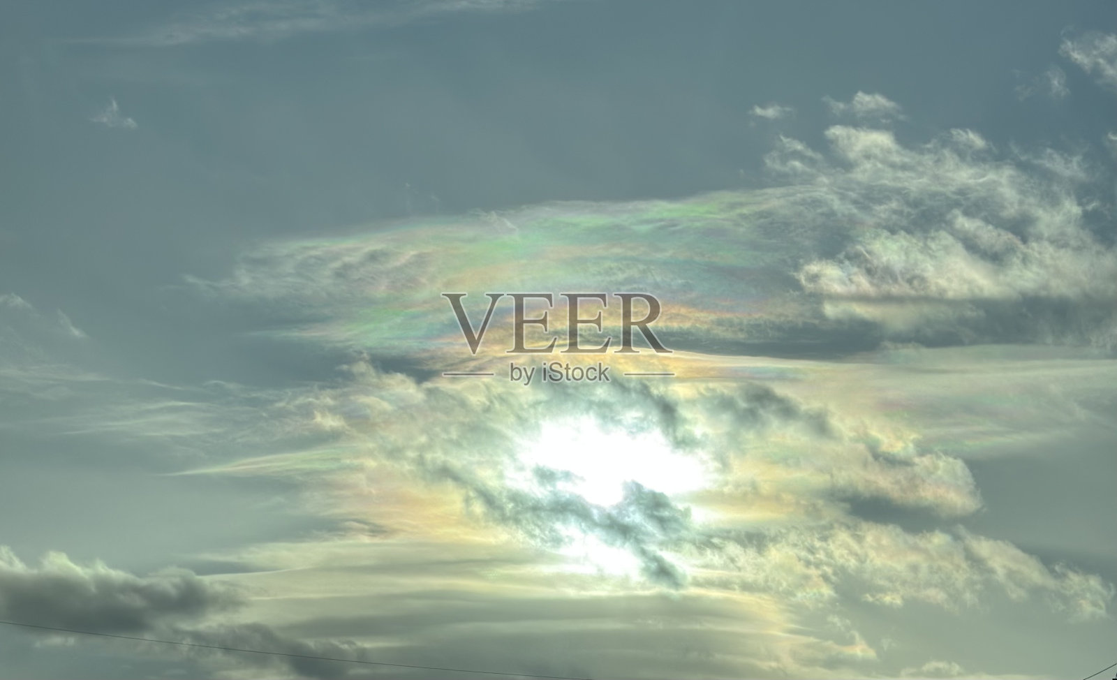 今天天空上演了一场壮观的表演。照片摄影图片