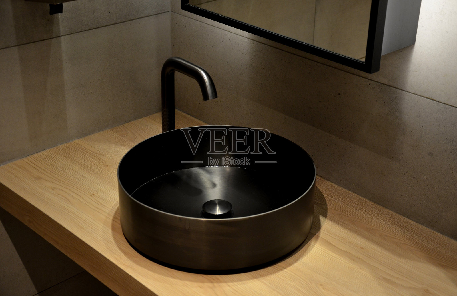 不锈钢水槽和自动电池让人想起飞机的内部。不过,它就在公厕旁边的自行车道上。还有一张折叠的婴儿换尿布台照片摄影图片