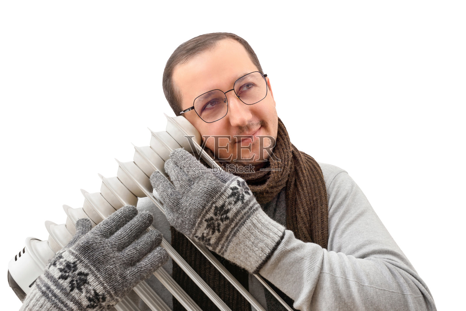 一个男人的肖像与暖气片在他的手在白色背景。寒冷的冬季照片摄影图片