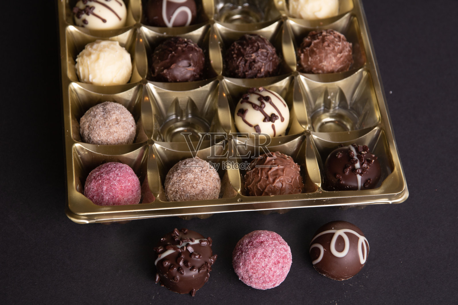 把巧克力装在一个包装里,几块巧克力挨着放照片摄影图片