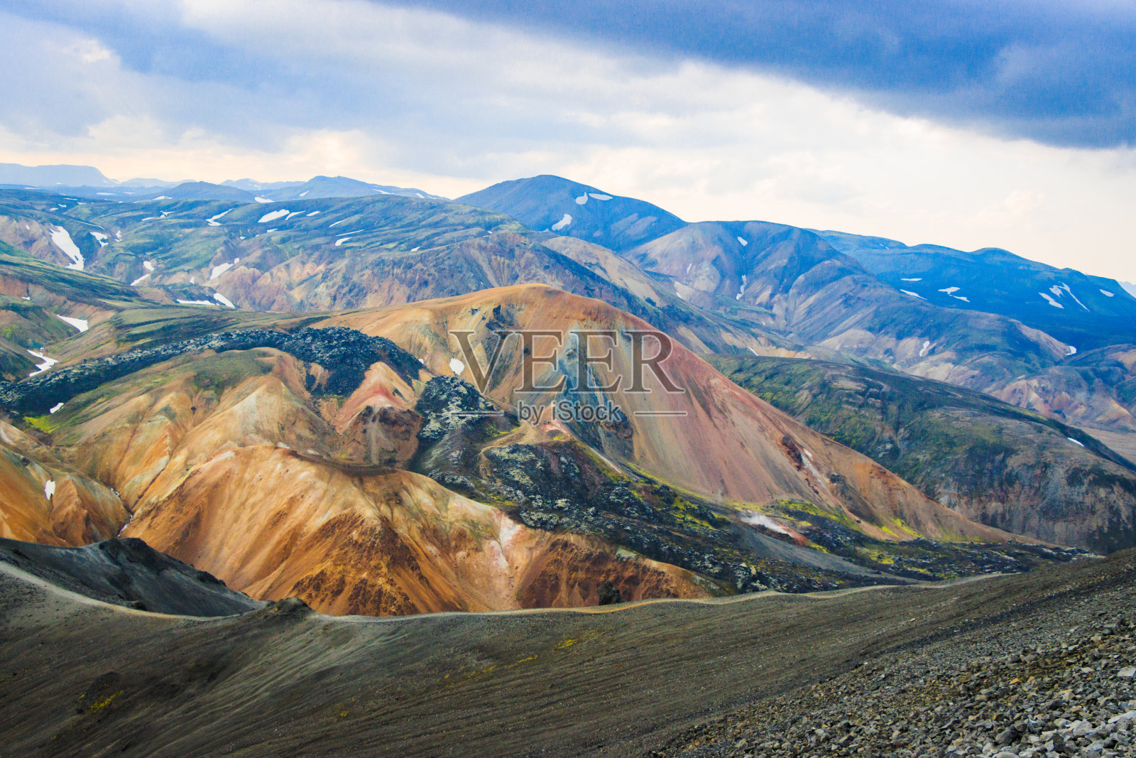 徒步旅行在色彩缤纷的山脉,绿色苔藓,地热池,美丽的火山山谷的高地,冰岛照片摄影图片