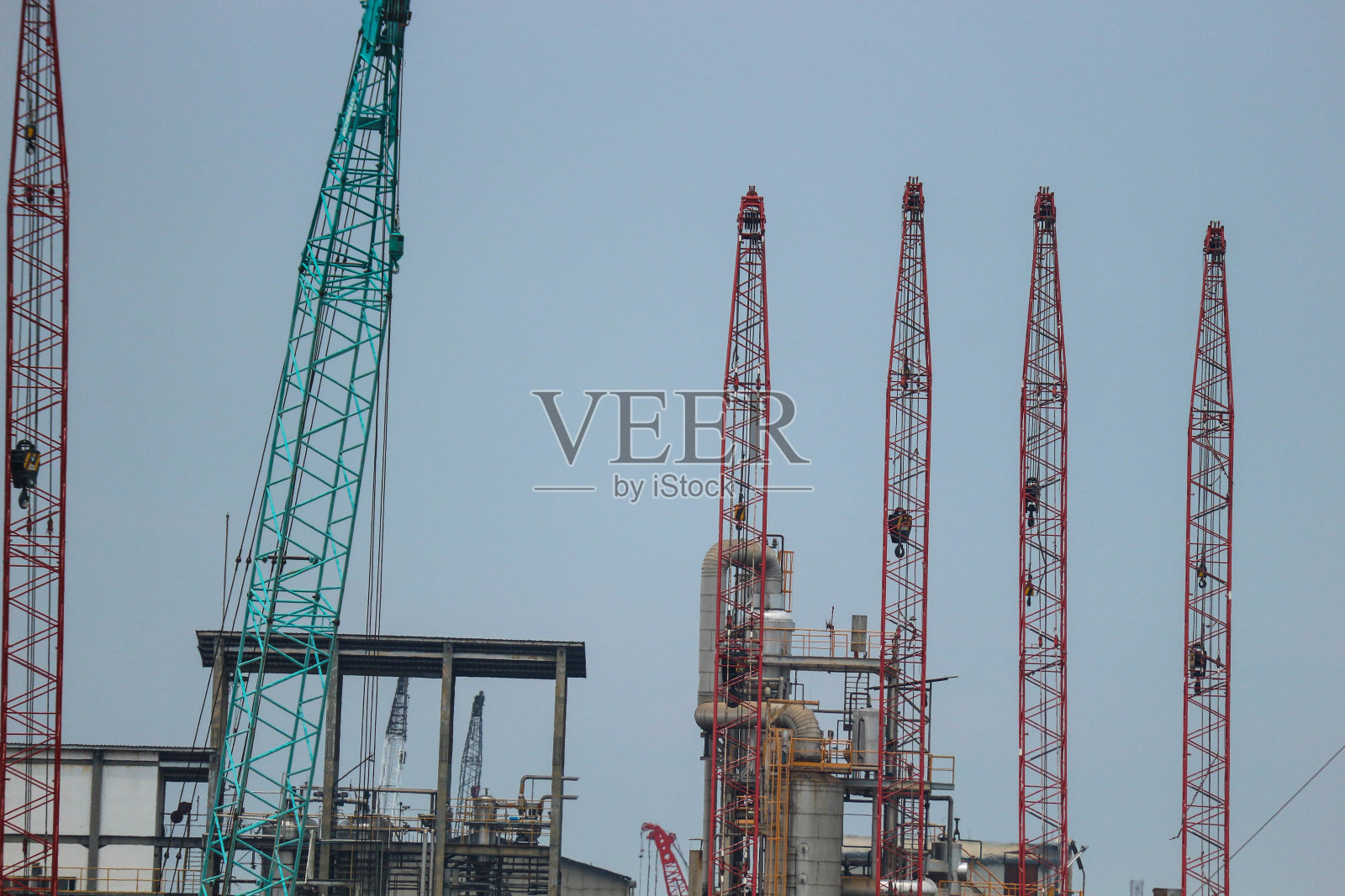 2022年11月,印度尼西亚雅加达。你可以看到一辆起重机停在那里,你可以从钢制的吊杆上看到照片摄影图片