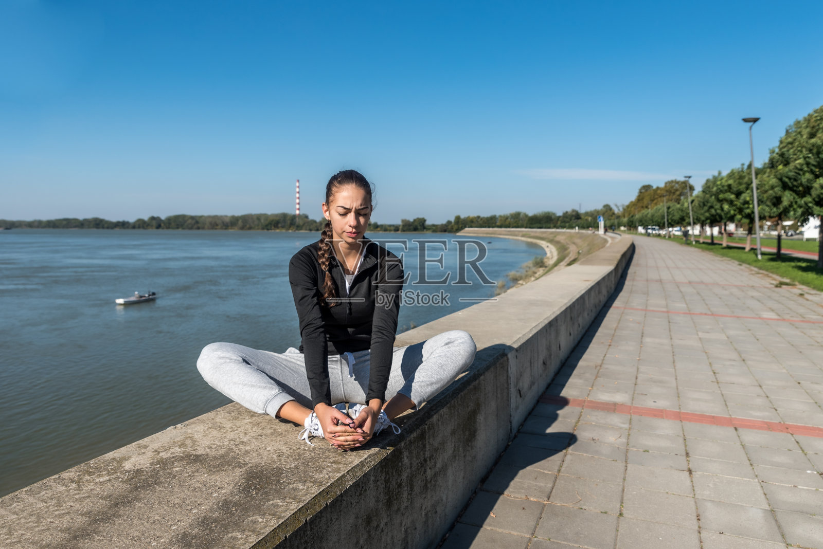 年轻自爱的十几岁女孩健身锻炼作为早上的例行活动,自我意识的健康生活。体态良好的女性在锻炼前伸展肌肉。照片摄影图片