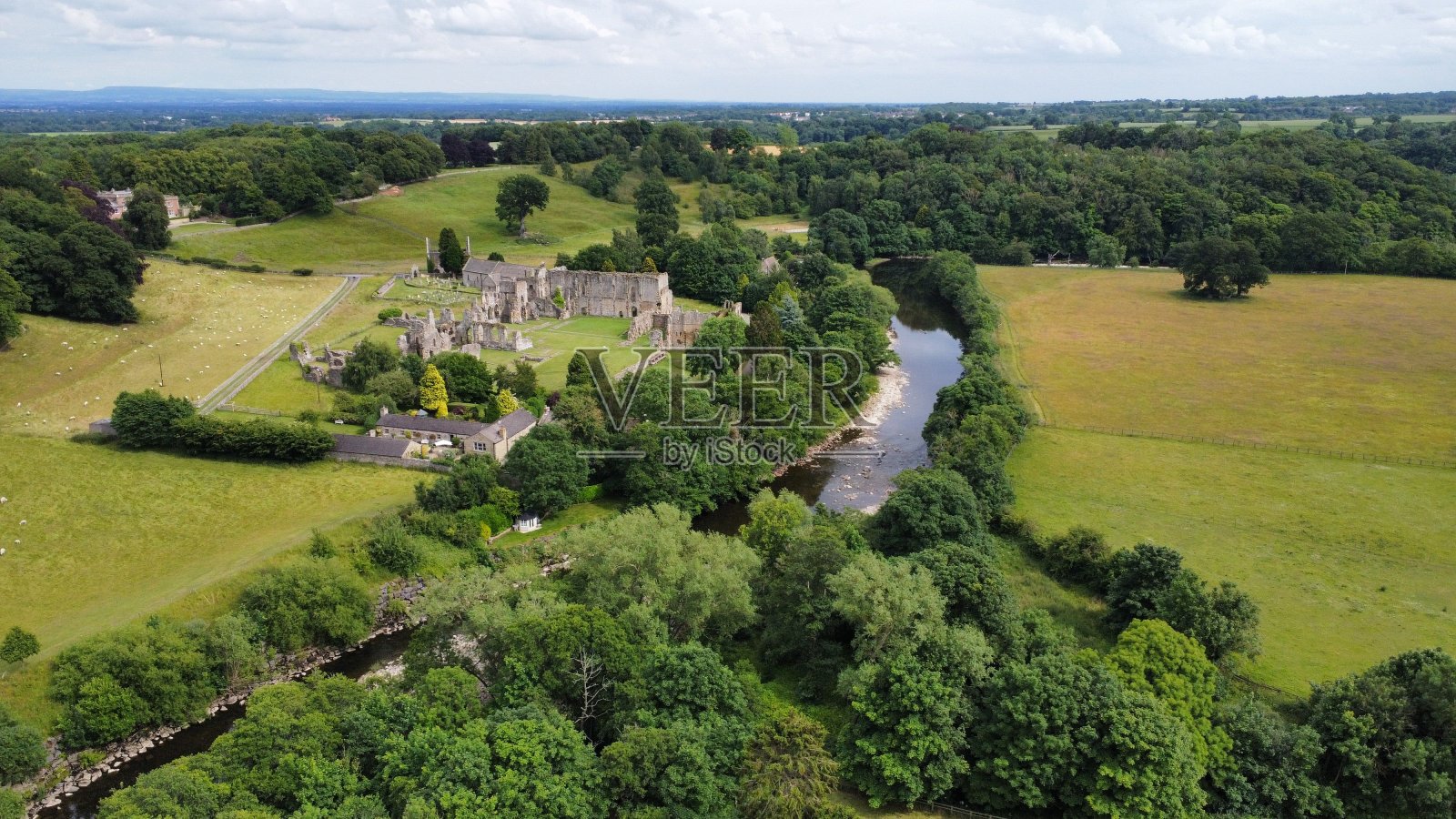 鸟瞰图的旧废墟的建筑在农村地区周围的绿色自然照片摄影图片