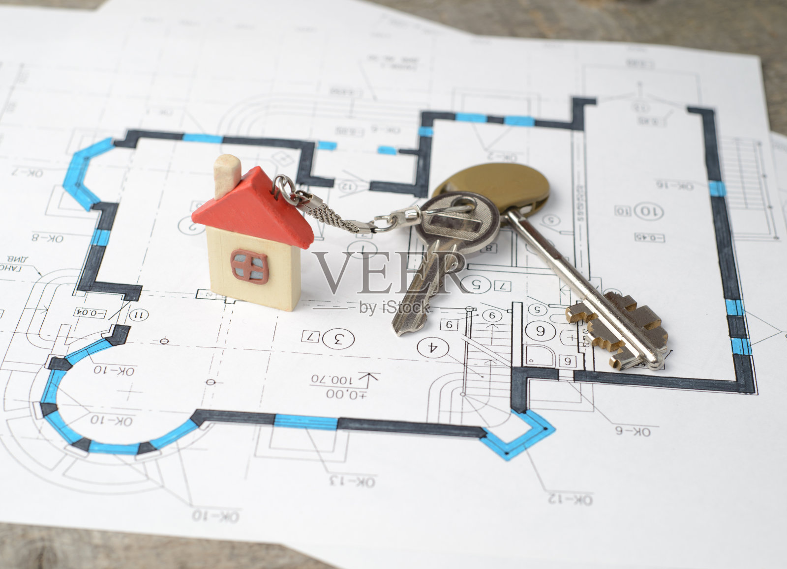新家蓝图上的钥匙特写。本空间照片摄影图片