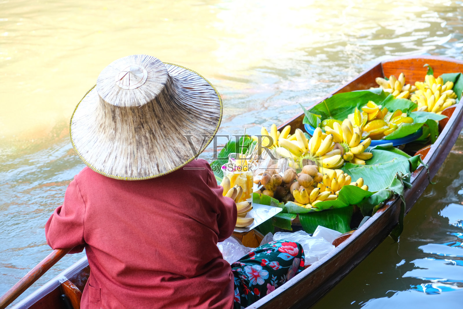 泰国著名的Damnoen Saduak水上市场,农民去卖有机产品,水果,蔬菜和泰国食品,叻差武里省旅游概念。泰国照片摄影图片