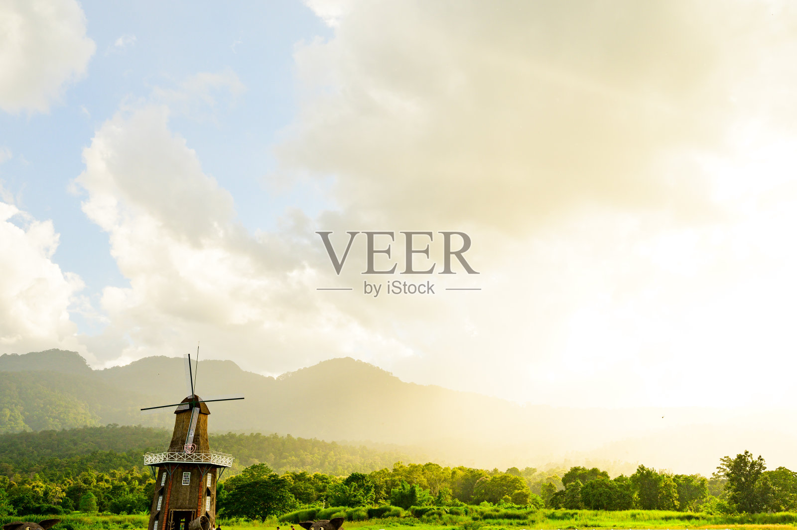 清迈省以山为背景的风车塔照片摄影图片