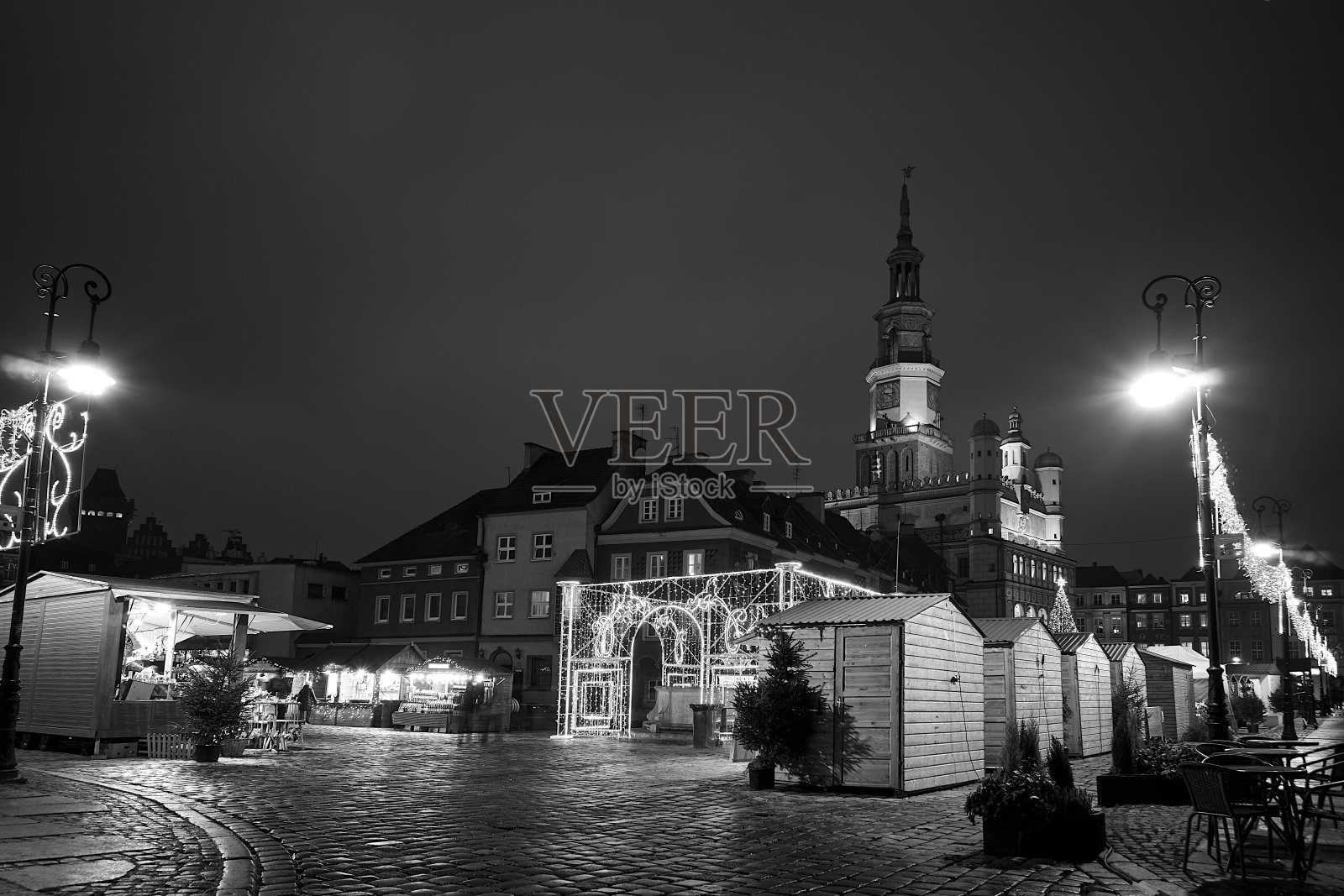 圣诞市场的灯光装饰和木制摊位照片摄影图片