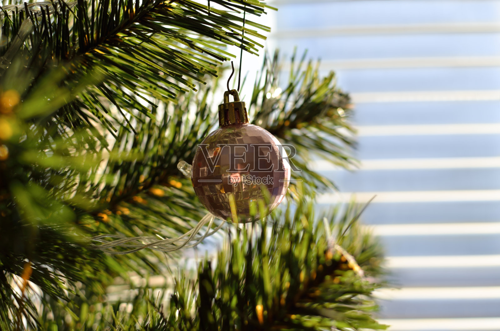 圣诞树上装饰着新年玩具照片摄影图片