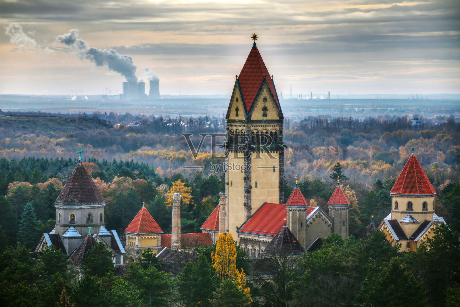 莱比锡南部公墓的教堂和火葬场,背景是一座发电厂照片摄影图片