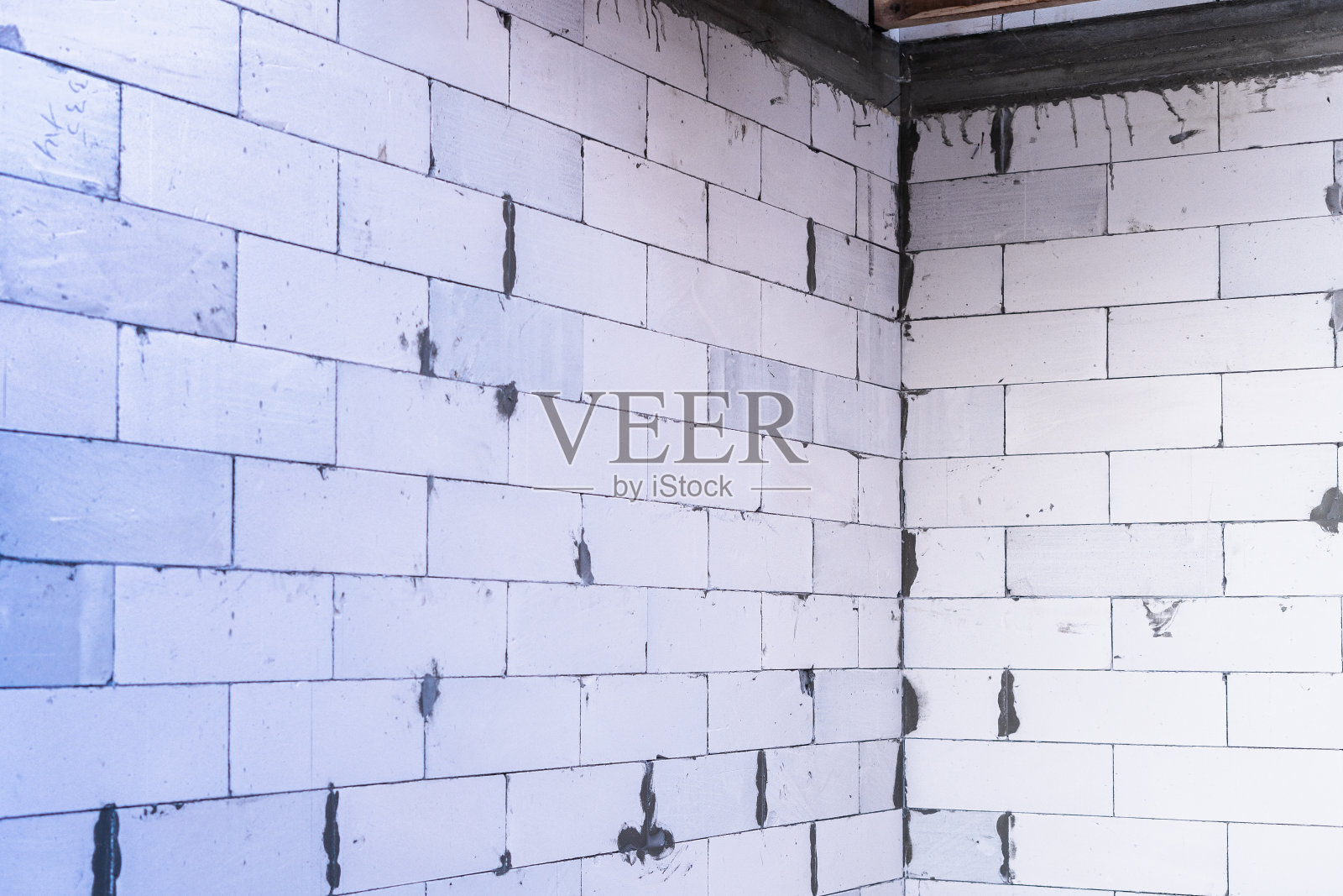 一个用白色充气混凝土制成的裸露墙壁的房间。房屋建造与装修照片摄影图片