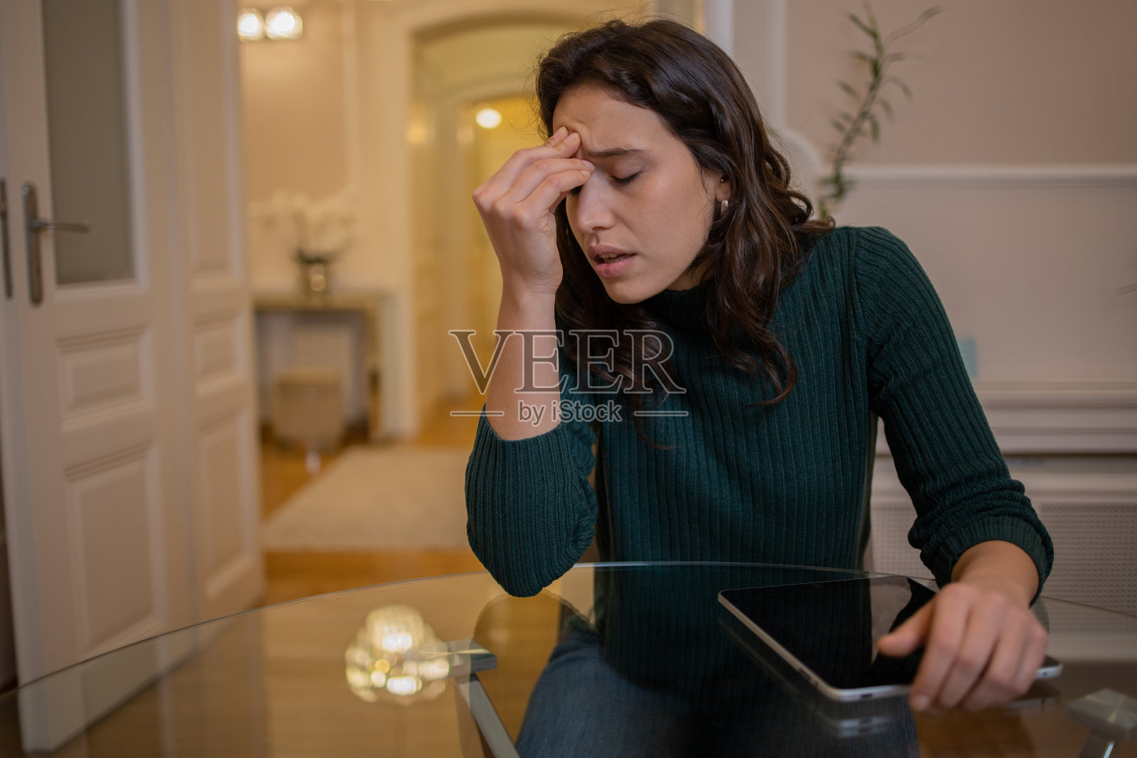 年轻的女人正在遭受痛苦照片摄影图片