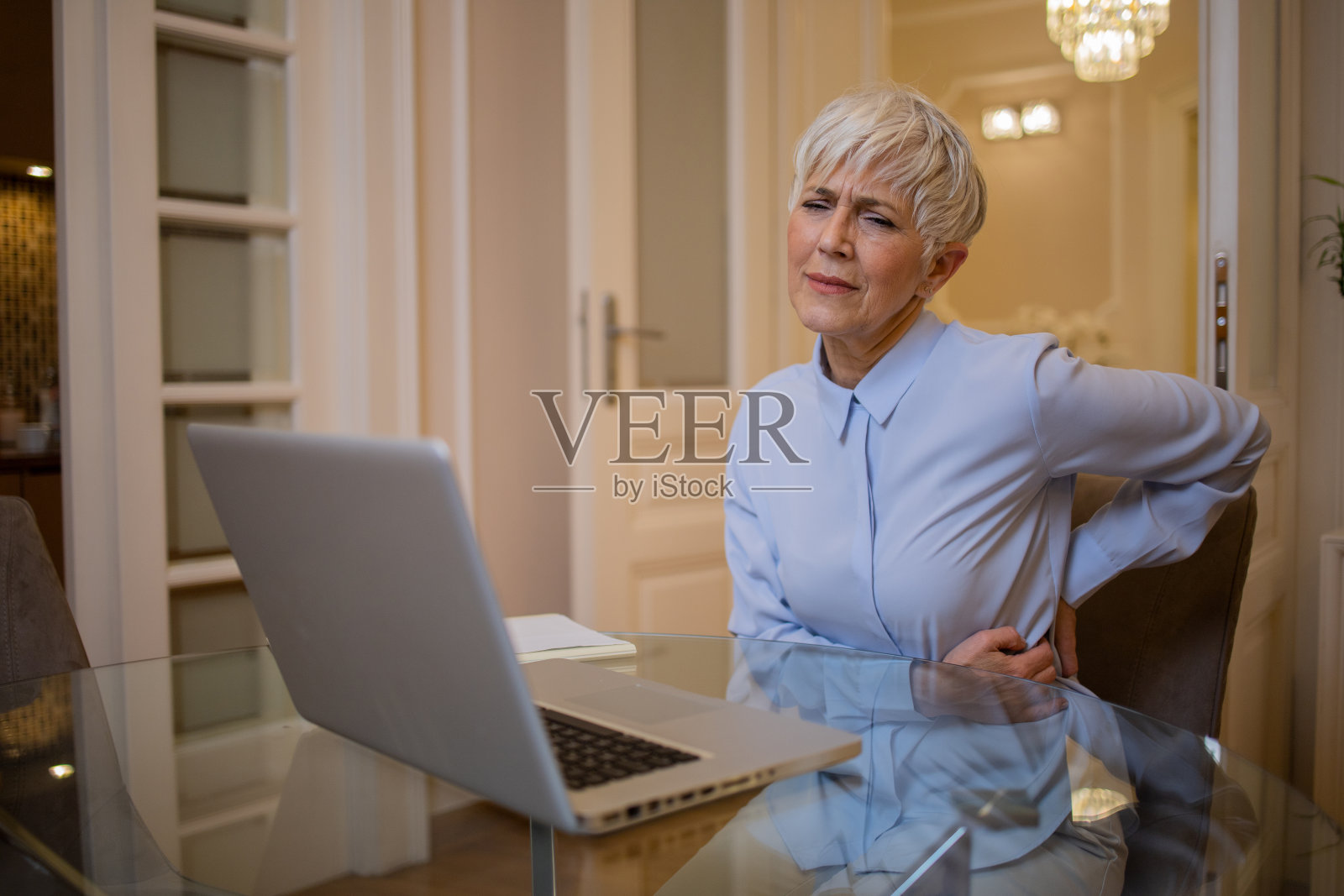 老年妇女遭受痛苦照片摄影图片