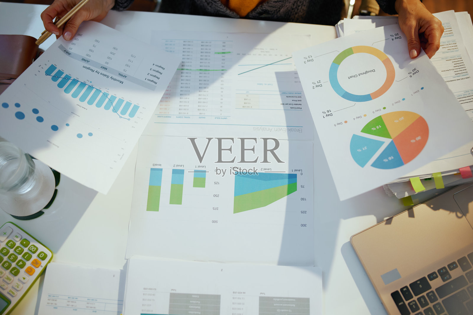 从事文件和图表工作的女商人照片摄影图片