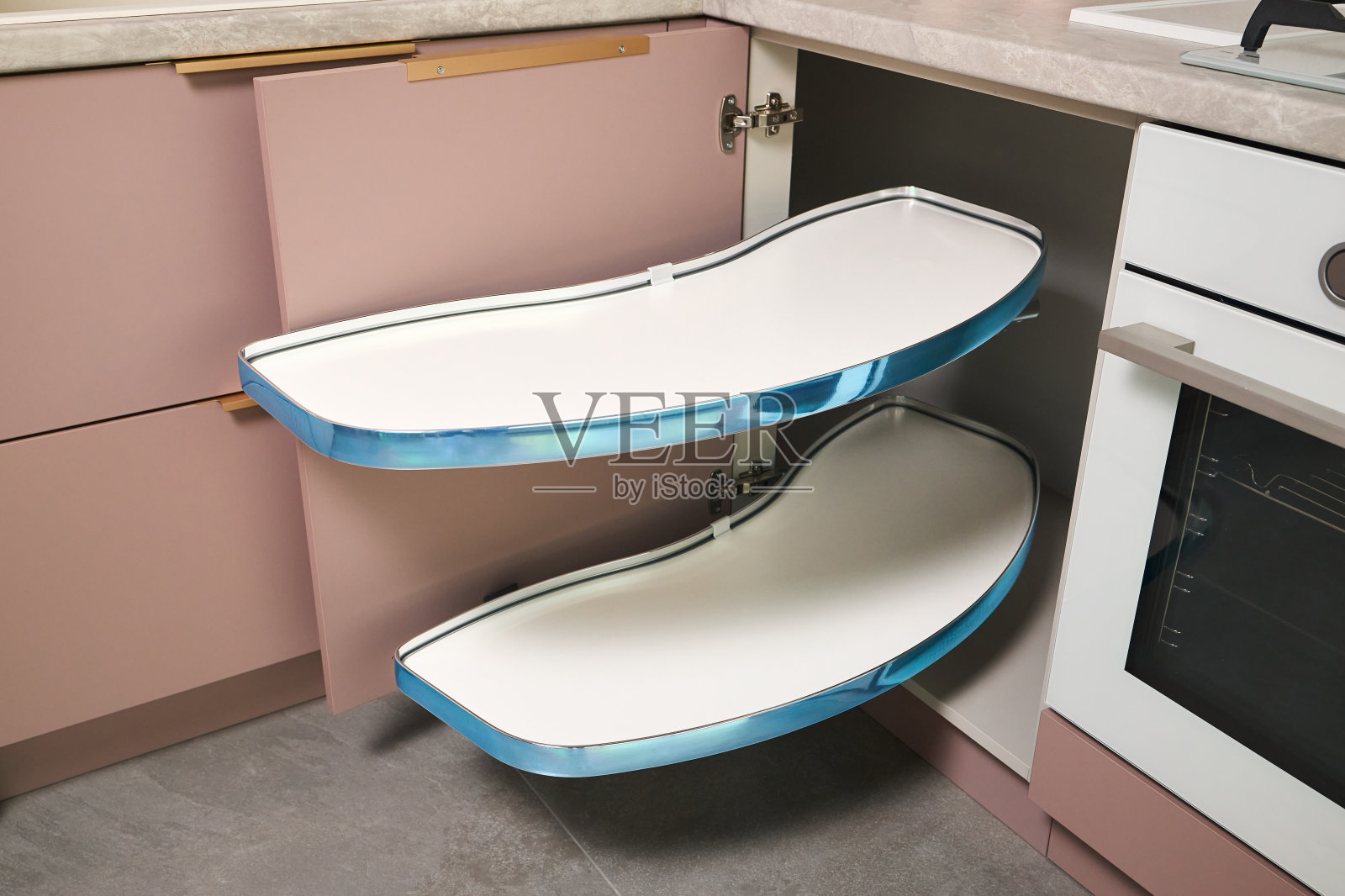 厨房存取机构盲角柜的神奇角落。解决了厨房角落的储物柜。带有炊具拉出架的角落单元。照片摄影图片