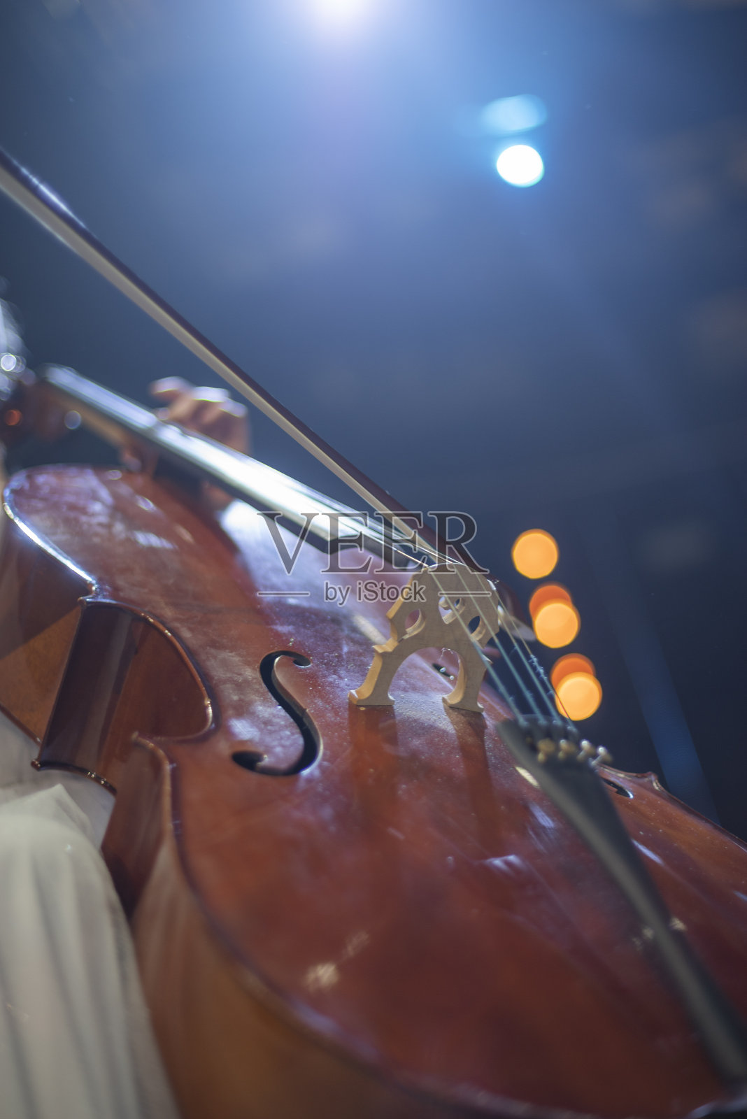 女孩在舞台上演奏大提琴照片摄影图片