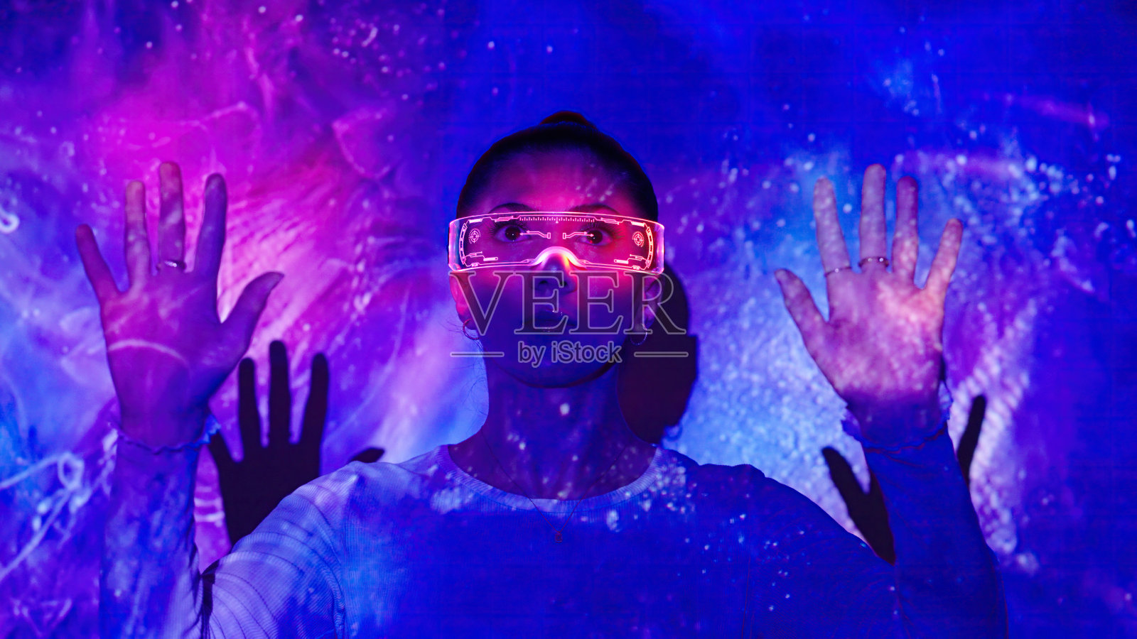 戴着漂亮眼镜的年轻女人照片摄影图片