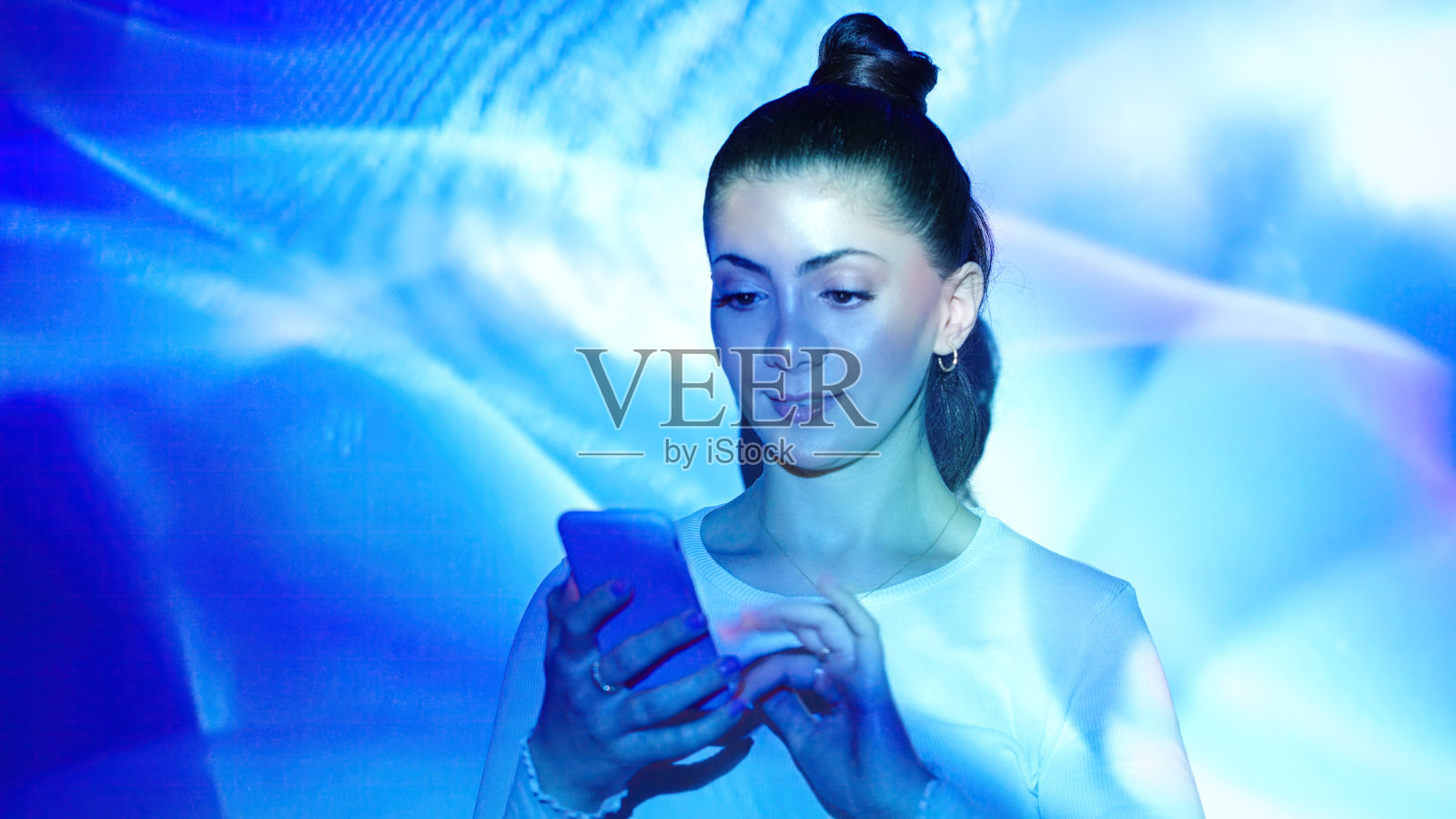 年轻女子使用智能手机照片摄影图片