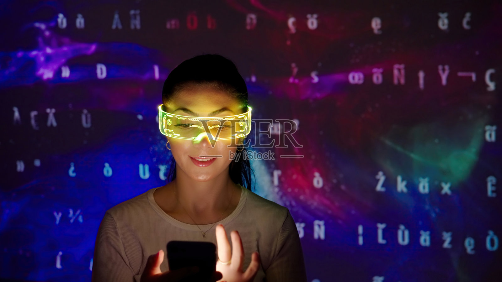 年轻女子戴着智能眼镜打电话照片摄影图片